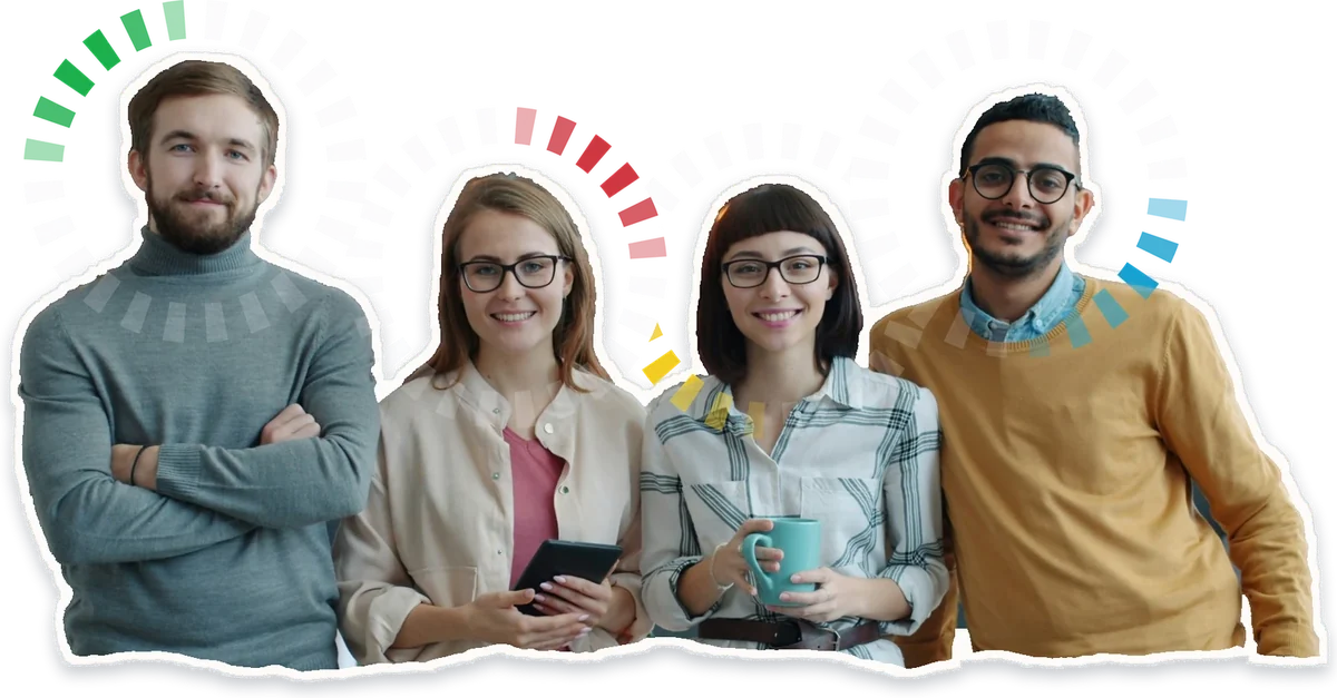 Vier Kolleginnen und Kollegen nebeneinander im B&uuml;ro, um jeden Kopf ein Zirkumplex in einem anderen DiSG&reg;-Stil