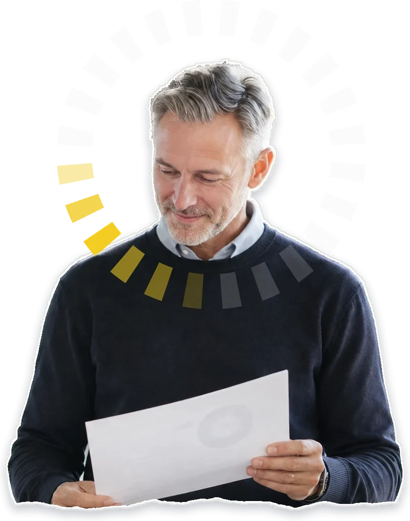 Grauhaariger Mann mit einem Blatt Papier, um seinen Kopf der vollst&auml;ndige Zirkumplex mit hervorgehobenem G-Bereich